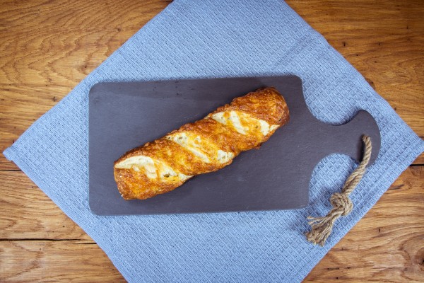 Laugenplunder mit Cheddar und Goudakäse