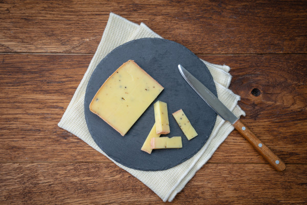 Trüffelbergkäse mit schwarzem italienischem Trüffel